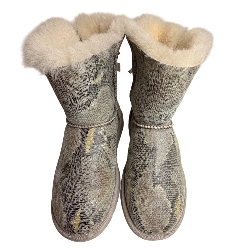 UGG Bailey Bow II Lizard Print Sheepskin Boots Sz 7 EU38 Beige 1005534